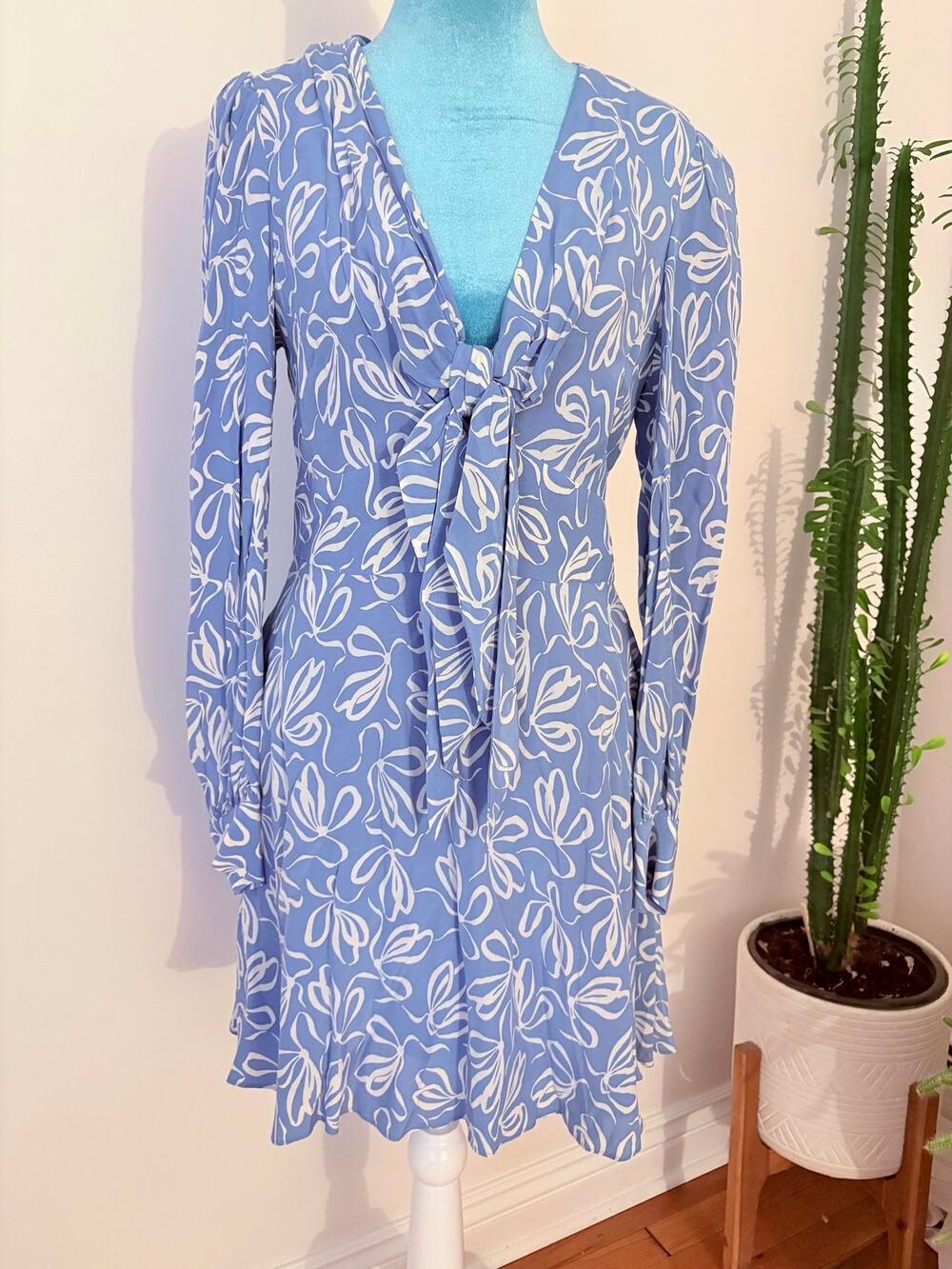 NWT Ted Baker Gabiaa Blue Floral bow Mini Dress Long Sleeve quiet luxury pockets